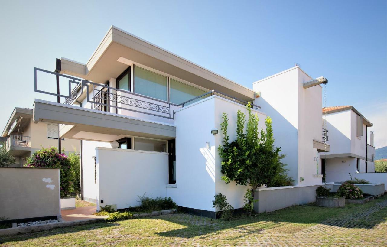 B&B Villa Apuana Marina Di Carrara Bagian luar foto